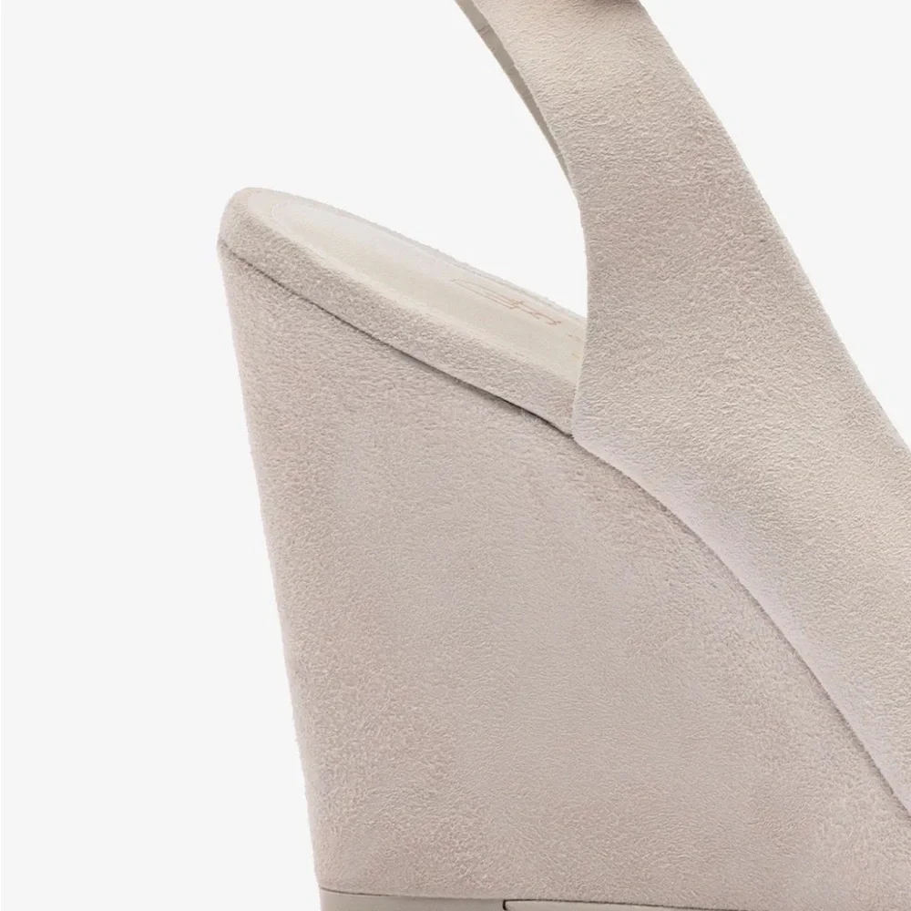 NWT Deena By Larroudé Wedge Sandal In Mushroom Grey Suede 6.5 - Picture 4 of 7
